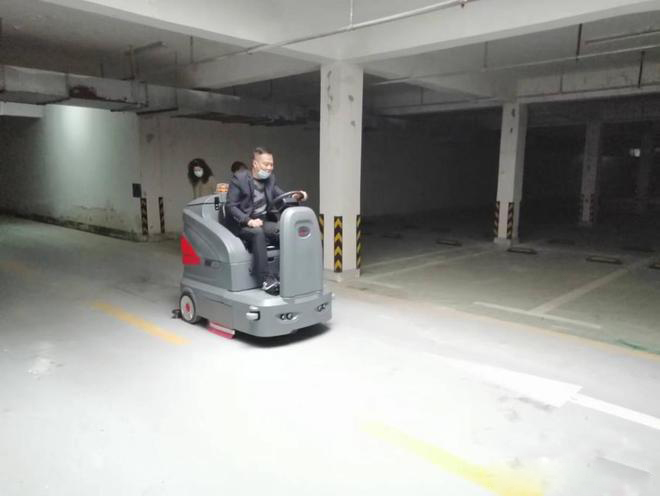 武隆小区物业保洁不用人力改用驾驶式洗地机了